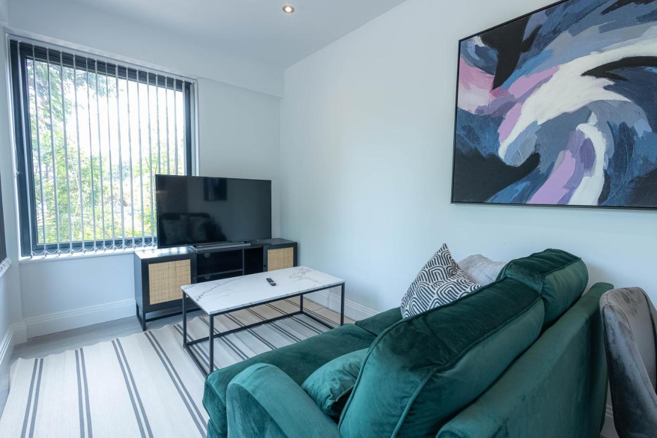 Stylish Apartments With Balcony For Upper Apartments & Free Parking In A Prime Location - Five Miles From Heathrow Airport Uxbridge Eksteriør bilde